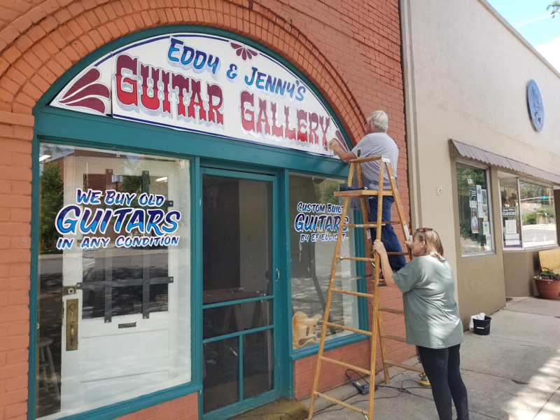 Eddy and Jenny working on sign